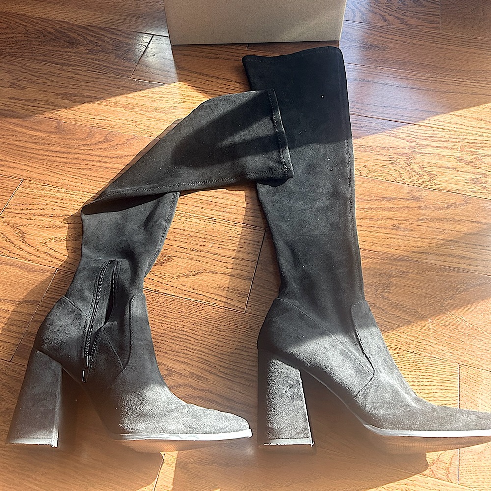 NEVER BEFORE WORN Steve Madden Over the Knee Sock Booties in black